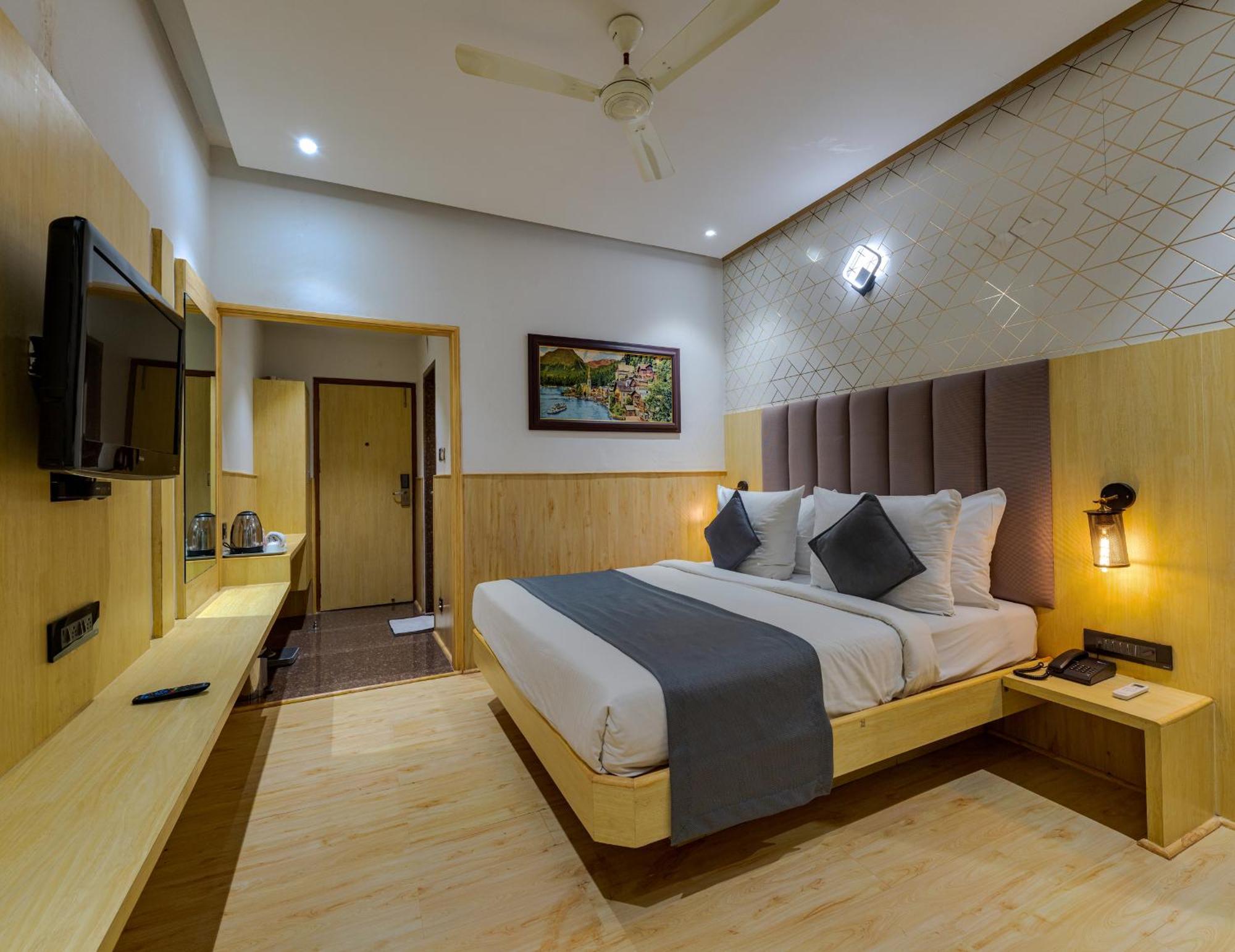 Hotel Surya Executive 3 Star Hotel Solapur Luaran gambar