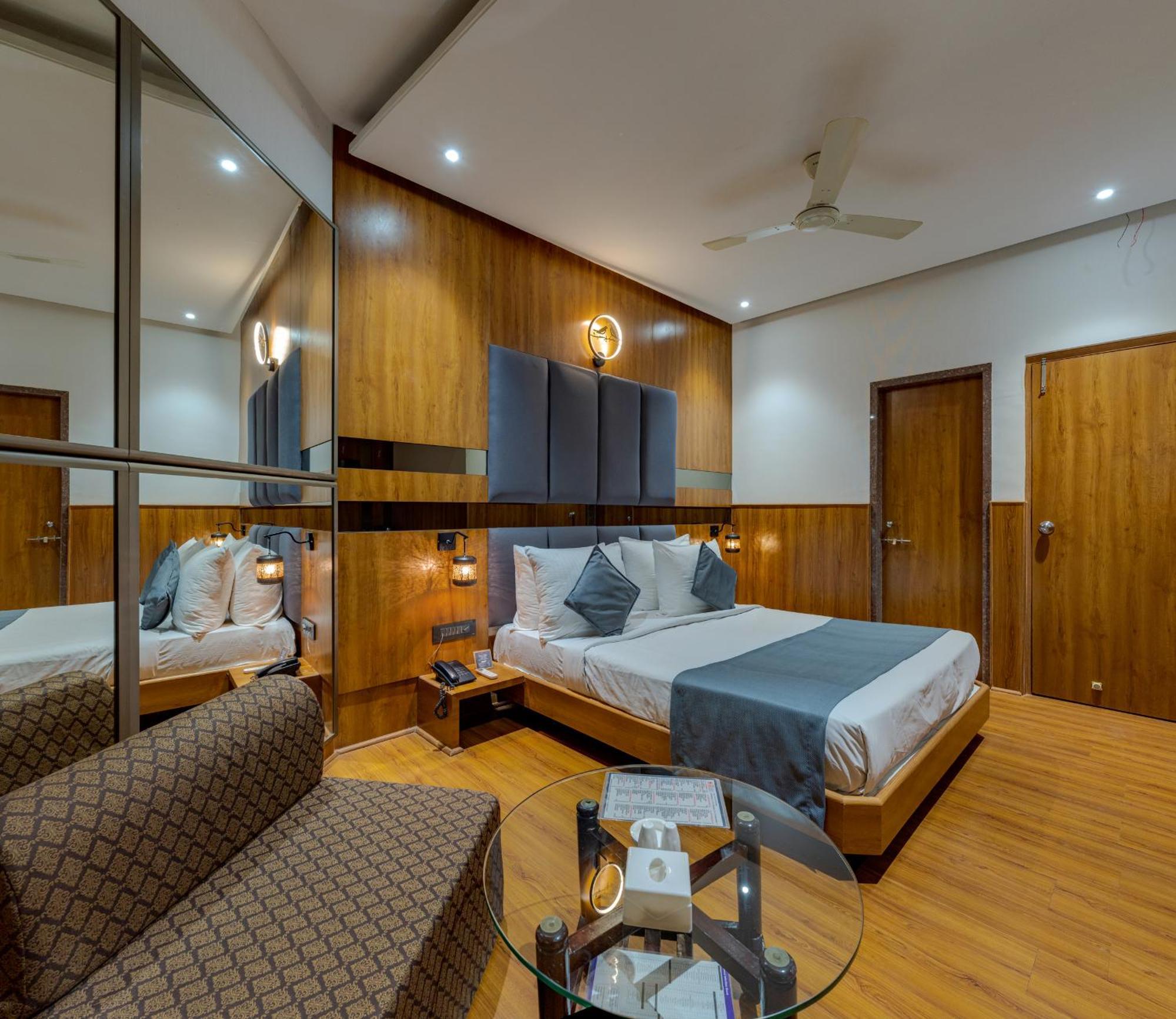 Hotel Surya Executive 3 Star Hotel Solapur Luaran gambar